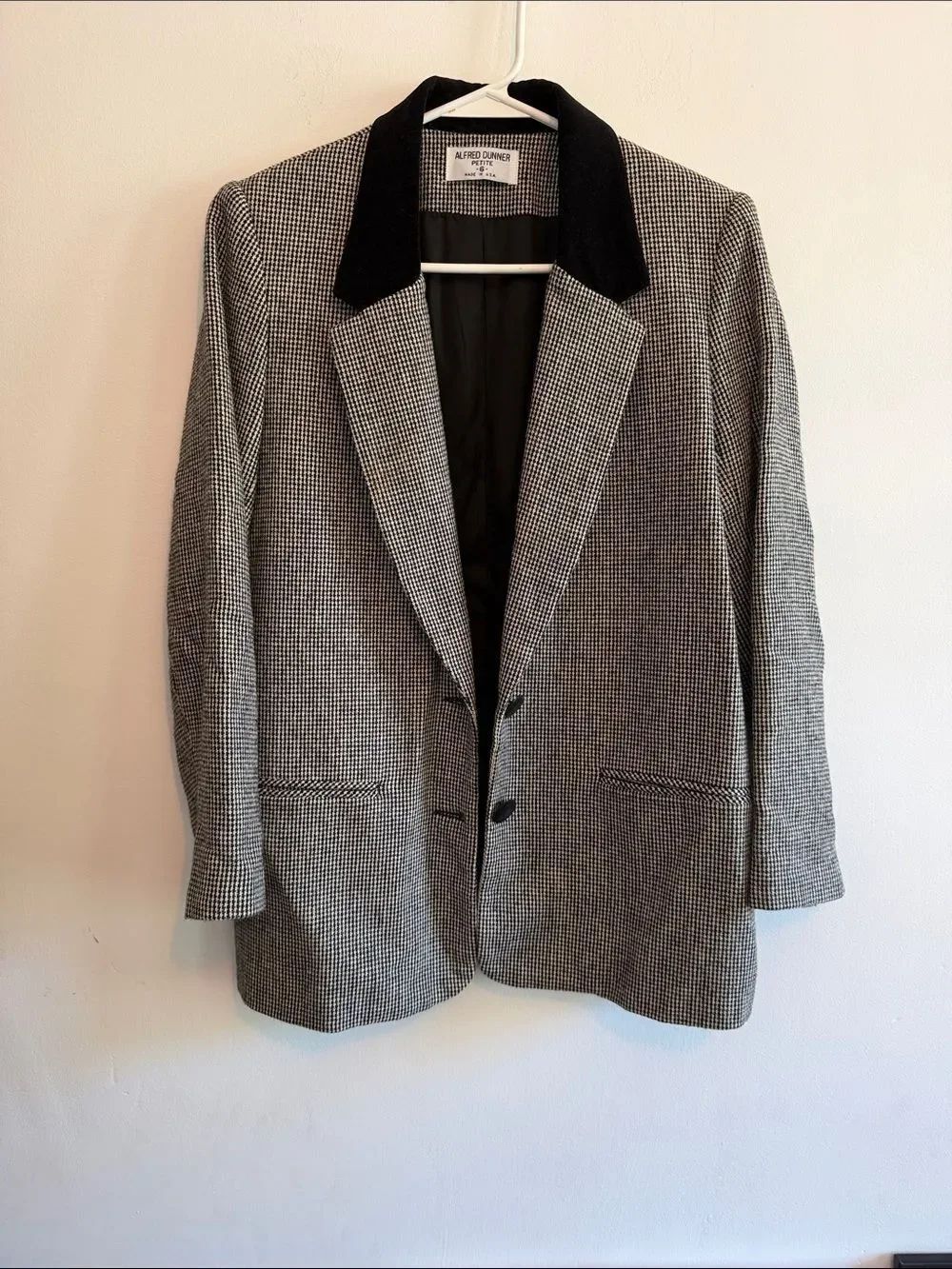 VintageAlfred DunnerโBlack and White Houndstooth Blazer with Black Velvet Collar
